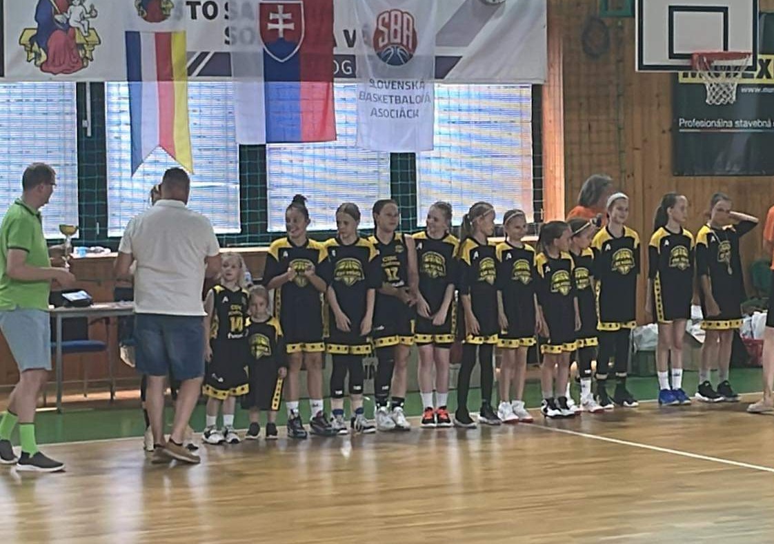 Read more about the article MINI U11: Ďalší zvládnutý nervák v koncovke a dievčatá sú strieborné!